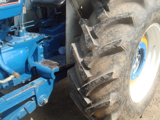 ขายรถไถฟอร์ด 6600 เสื้อลาย สภาพดี เจ้าของขายเอง (รถบ้านแท้ ๆ )ใช้งานทุกวัน