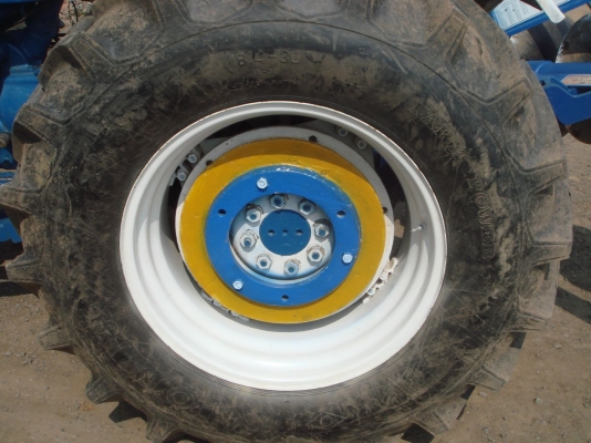 ขายรถไถฟอร์ด 6600 เสื้อลาย สภาพดี เจ้าของขายเอง (รถบ้านแท้ ๆ )ใช้งานทุกวัน