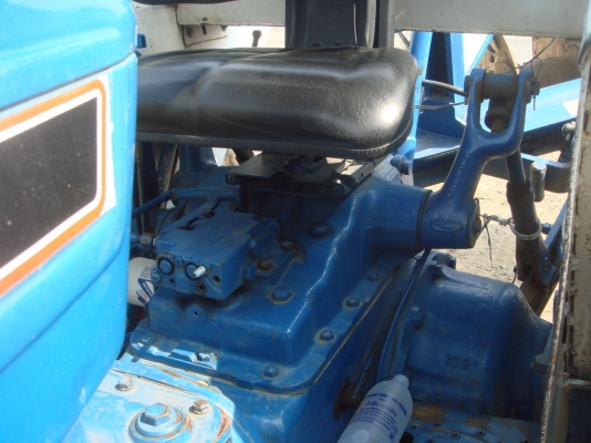 ขายรถไถฟอร์ด 6600 เสื้อลาย สภาพดี เจ้าของขายเอง (รถบ้านแท้ ๆ )ใช้งานทุกวัน