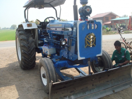 ขายรถไถฟอร์ด 6600 เสื้อลาย สภาพดี เจ้าของขายเอง (รถบ้านแท้ ๆ )ใช้งานทุกวัน