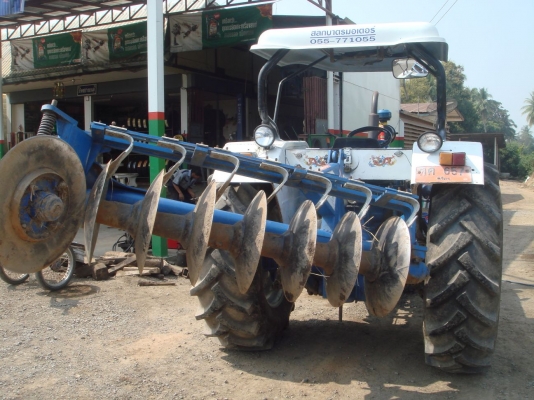 ขายรถไถฟอร์ด 6600 เสื้อลาย สภาพดี เจ้าของขายเอง (รถบ้านแท้ ๆ )ใช้งานทุกวัน