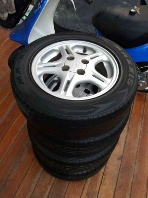 ขายแม็กพร้อมยาง ขอบ14" 185/65/R14 ขอขายที่2400 บาทครับ
