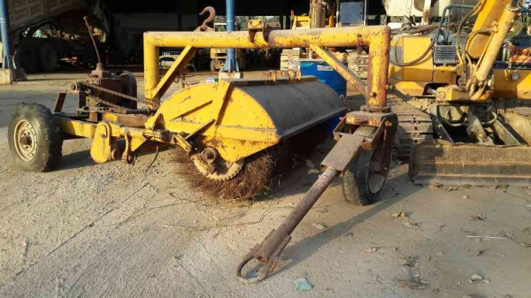 เครื่องกวาดถนน3ล้อ ใช้รถลาก ระบบไฮดรอลิกแบบโยก(แบบประหยัด)