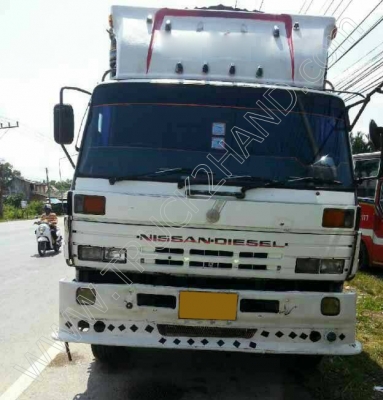 รถบรรทุก 10 ล้อ ยี่ห้อ NISSAN