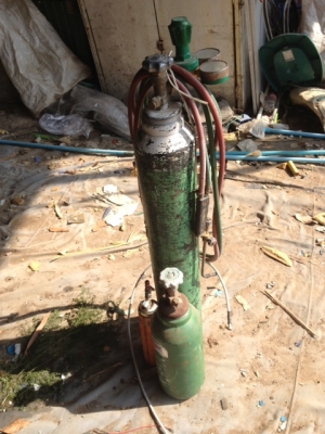 ชุดถังออกซิเจนสภาพพร้อมใช้ครับถังออกซิเจน 2 ถัง สายยาว+หัววัด+หัวตัดครับสภาพพร้อมใช้งาน  ขาดแค่ถังแก๊สครับราคานี้คุ้มมากครับ