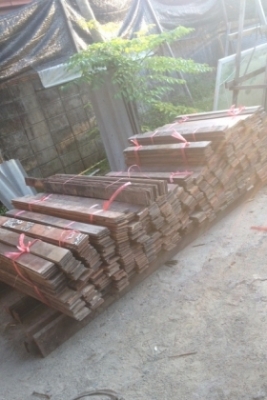 ไม้พื้นมะค่าหน้า 4 นิ้วหนาประมาณ นิ้วรางลิ้นเป็นไม้พื้นมะค่าครับมีลางลิ้นไม้เก่าครับ ความยาว 1-1.5  เมตรครับ  ขายเป็นตารางเมตรครับตารางเมตรละ 800