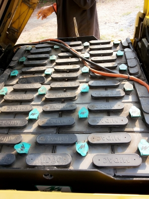 ขาย HYTER รถไฟฟ้าขนาด2ตัน เสาสูง6.5เมตร งาไซค์ซิฟแบ็ตเตอร์รี่ดี พร้อมตู้ชาร์ต ล้อยางตันขอบเหล็ก