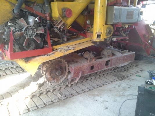 700000 ครับ นำส่งแล้วครับ ล้สร็จแล้วครับ ภาพจะออกช้าหน่อย ผมกับเจ้าของรถส่งงานกันทางไลน์ครับ งานหนัก ๆ เสร็จแล้ว กำลังเก็บสวนเก็บหล่อให้เหมือนใหม่แต่ราคาจิบ ๆ  เกษตรพัฒนา ปลดหนี้ รถขนาดเล็ก หน้าเกี่ยว 2.8 เมตร น่าจะเหมาะกับนาภาคอีสานครับ หาอยู่น่าจะมาลองด