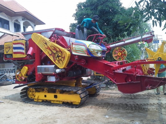 700000 ครับ นำส่งแล้วครับ ล้สร็จแล้วครับ ภาพจะออกช้าหน่อย ผมกับเจ้าของรถส่งงานกันทางไลน์ครับ งานหนัก ๆ เสร็จแล้ว กำลังเก็บสวนเก็บหล่อให้เหมือนใหม่แต่ราคาจิบ ๆ  เกษตรพัฒนา ปลดหนี้ รถขนาดเล็ก หน้าเกี่ยว 2.8 เมตร น่าจะเหมาะกับนาภาคอีสานครับ หาอยู่น่าจะมาลองด