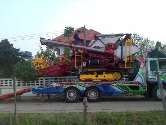 700000 ครับ นำส่งแล้วครับ ล้สร็จแล้วครับ ภาพจะออกช้าหน่อย ผมกับเจ้าของรถส่งงานกันทางไลน์ครับ งานหนัก ๆ เสร็จแล้ว กำลังเก็บสวนเก็บหล่อให้เหมือนใหม่แต่ราคาจิบ ๆ  เกษตรพัฒนา ปลดหนี้ รถขนาดเล็ก หน้าเกี่ยว 2.8 เมตร น่าจะเหมาะกับนาภาคอีสานครับ หาอยู่น่าจะมาลองด