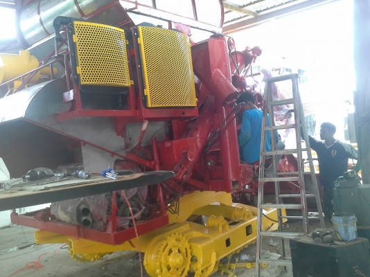 700000 ครับ นำส่งแล้วครับ ล้สร็จแล้วครับ ภาพจะออกช้าหน่อย ผมกับเจ้าของรถส่งงานกันทางไลน์ครับ งานหนัก ๆ เสร็จแล้ว กำลังเก็บสวนเก็บหล่อให้เหมือนใหม่แต่ราคาจิบ ๆ  เกษตรพัฒนา ปลดหนี้ รถขนาดเล็ก หน้าเกี่ยว 2.8 เมตร น่าจะเหมาะกับนาภาคอีสานครับ หาอยู่น่าจะมาลองด