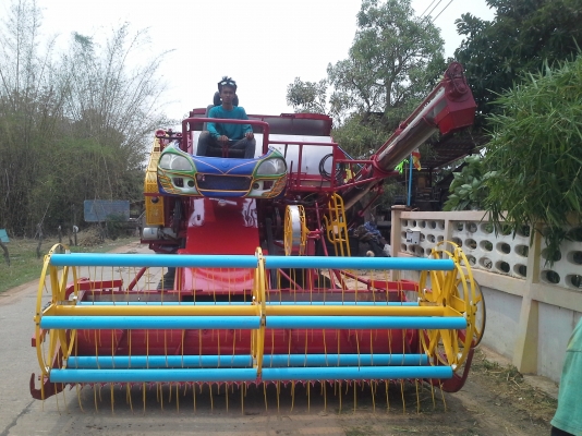 700000 ครับ นำส่งแล้วครับ ล้สร็จแล้วครับ ภาพจะออกช้าหน่อย ผมกับเจ้าของรถส่งงานกันทางไลน์ครับ งานหนัก ๆ เสร็จแล้ว กำลังเก็บสวนเก็บหล่อให้เหมือนใหม่แต่ราคาจิบ ๆ  เกษตรพัฒนา ปลดหนี้ รถขนาดเล็ก หน้าเกี่ยว 2.8 เมตร น่าจะเหมาะกับนาภาคอีสานครับ หาอยู่น่าจะมาลองด