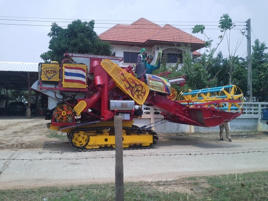 700000 ครับ นำส่งแล้วครับ ล้สร็จแล้วครับ ภาพจะออกช้าหน่อย ผมกับเจ้าของรถส่งงานกันทางไลน์ครับ งานหนัก ๆ เสร็จแล้ว กำลังเก็บสวนเก็บหล่อให้เหมือนใหม่แต่ราคาจิบ ๆ  เกษตรพัฒนา ปลดหนี้ รถขนาดเล็ก หน้าเกี่ยว 2.8 เมตร น่าจะเหมาะกับนาภาคอีสานครับ หาอยู่น่าจะมาลองด