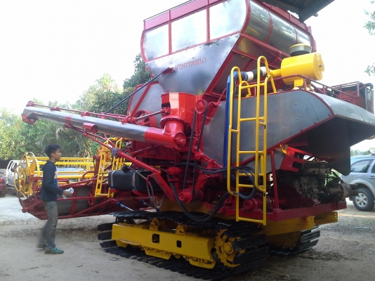 700000 ครับ นำส่งแล้วครับ ล้สร็จแล้วครับ ภาพจะออกช้าหน่อย ผมกับเจ้าของรถส่งงานกันทางไลน์ครับ งานหนัก ๆ เสร็จแล้ว กำลังเก็บสวนเก็บหล่อให้เหมือนใหม่แต่ราคาจิบ ๆ  เกษตรพัฒนา ปลดหนี้ รถขนาดเล็ก หน้าเกี่ยว 2.8 เมตร น่าจะเหมาะกับนาภาคอีสานครับ หาอยู่น่าจะมาลองด