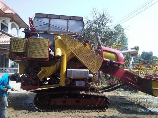 700000 ครับ นำส่งแล้วครับ ล้สร็จแล้วครับ ภาพจะออกช้าหน่อย ผมกับเจ้าของรถส่งงานกันทางไลน์ครับ งานหนัก ๆ เสร็จแล้ว กำลังเก็บสวนเก็บหล่อให้เหมือนใหม่แต่ราคาจิบ ๆ  เกษตรพัฒนา ปลดหนี้ รถขนาดเล็ก หน้าเกี่ยว 2.8 เมตร น่าจะเหมาะกับนาภาคอีสานครับ หาอยู่น่าจะมาลองด