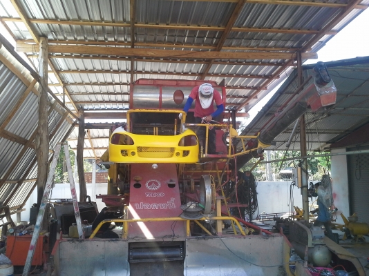 700000 ครับ นำส่งแล้วครับ ล้สร็จแล้วครับ ภาพจะออกช้าหน่อย ผมกับเจ้าของรถส่งงานกันทางไลน์ครับ งานหนัก ๆ เสร็จแล้ว กำลังเก็บสวนเก็บหล่อให้เหมือนใหม่แต่ราคาจิบ ๆ  เกษตรพัฒนา ปลดหนี้ รถขนาดเล็ก หน้าเกี่ยว 2.8 เมตร น่าจะเหมาะกับนาภาคอีสานครับ หาอยู่น่าจะมาลองด