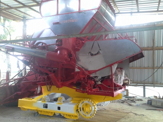 700000 ครับ นำส่งแล้วครับ ล้สร็จแล้วครับ ภาพจะออกช้าหน่อย ผมกับเจ้าของรถส่งงานกันทางไลน์ครับ งานหนัก ๆ เสร็จแล้ว กำลังเก็บสวนเก็บหล่อให้เหมือนใหม่แต่ราคาจิบ ๆ  เกษตรพัฒนา ปลดหนี้ รถขนาดเล็ก หน้าเกี่ยว 2.8 เมตร น่าจะเหมาะกับนาภาคอีสานครับ หาอยู่น่าจะมาลองด