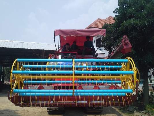 700000 ครับ นำส่งแล้วครับ ล้สร็จแล้วครับ ภาพจะออกช้าหน่อย ผมกับเจ้าของรถส่งงานกันทางไลน์ครับ งานหนัก ๆ เสร็จแล้ว กำลังเก็บสวนเก็บหล่อให้เหมือนใหม่แต่ราคาจิบ ๆ  เกษตรพัฒนา ปลดหนี้ รถขนาดเล็ก หน้าเกี่ยว 2.8 เมตร น่าจะเหมาะกับนาภาคอีสานครับ หาอยู่น่าจะมาลองด