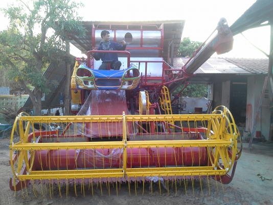 700000 ครับ นำส่งแล้วครับ ล้สร็จแล้วครับ ภาพจะออกช้าหน่อย ผมกับเจ้าของรถส่งงานกันทางไลน์ครับ งานหนัก ๆ เสร็จแล้ว กำลังเก็บสวนเก็บหล่อให้เหมือนใหม่แต่ราคาจิบ ๆ  เกษตรพัฒนา ปลดหนี้ รถขนาดเล็ก หน้าเกี่ยว 2.8 เมตร น่าจะเหมาะกับนาภาคอีสานครับ หาอยู่น่าจะมาลองด