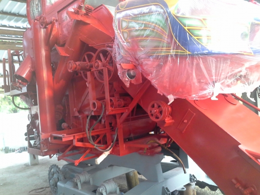 700000 ครับ นำส่งแล้วครับ ล้สร็จแล้วครับ ภาพจะออกช้าหน่อย ผมกับเจ้าของรถส่งงานกันทางไลน์ครับ งานหนัก ๆ เสร็จแล้ว กำลังเก็บสวนเก็บหล่อให้เหมือนใหม่แต่ราคาจิบ ๆ  เกษตรพัฒนา ปลดหนี้ รถขนาดเล็ก หน้าเกี่ยว 2.8 เมตร น่าจะเหมาะกับนาภาคอีสานครับ หาอยู่น่าจะมาลองด