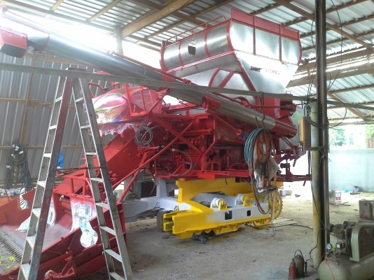 700000 ครับ นำส่งแล้วครับ ล้สร็จแล้วครับ ภาพจะออกช้าหน่อย ผมกับเจ้าของรถส่งงานกันทางไลน์ครับ งานหนัก ๆ เสร็จแล้ว กำลังเก็บสวนเก็บหล่อให้เหมือนใหม่แต่ราคาจิบ ๆ  เกษตรพัฒนา ปลดหนี้ รถขนาดเล็ก หน้าเกี่ยว 2.8 เมตร น่าจะเหมาะกับนาภาคอีสานครับ หาอยู่น่าจะมาลองด