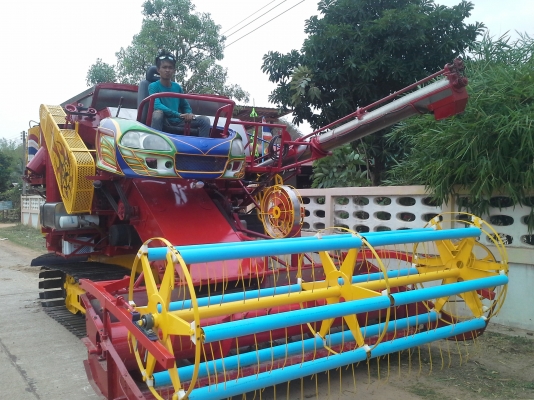 700000 ครับ นำส่งแล้วครับ ล้สร็จแล้วครับ ภาพจะออกช้าหน่อย ผมกับเจ้าของรถส่งงานกันทางไลน์ครับ งานหนัก ๆ เสร็จแล้ว กำลังเก็บสวนเก็บหล่อให้เหมือนใหม่แต่ราคาจิบ ๆ  เกษตรพัฒนา ปลดหนี้ รถขนาดเล็ก หน้าเกี่ยว 2.8 เมตร น่าจะเหมาะกับนาภาคอีสานครับ หาอยู่น่าจะมาลองด