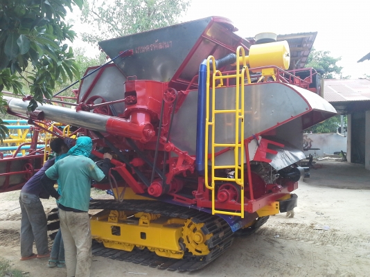 700000 ครับ นำส่งแล้วครับ ล้สร็จแล้วครับ ภาพจะออกช้าหน่อย ผมกับเจ้าของรถส่งงานกันทางไลน์ครับ งานหนัก ๆ เสร็จแล้ว กำลังเก็บสวนเก็บหล่อให้เหมือนใหม่แต่ราคาจิบ ๆ  เกษตรพัฒนา ปลดหนี้ รถขนาดเล็ก หน้าเกี่ยว 2.8 เมตร น่าจะเหมาะกับนาภาคอีสานครับ หาอยู่น่าจะมาลองด