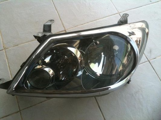 ขาย ไฟหน้า  Fortuner 2006