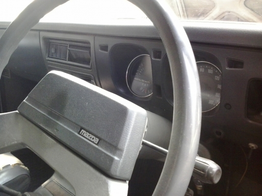 ขายมาสด้าแฟมิเลีย แวน 5เกียร์ครับ 0891347860 วัชครับ