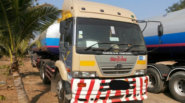 ขายหัวลากพร้อมหางบรรทุกน้ำมัน Nissan UD เครื่อง 320 แรง ปี 46 หาง 3 เพลา