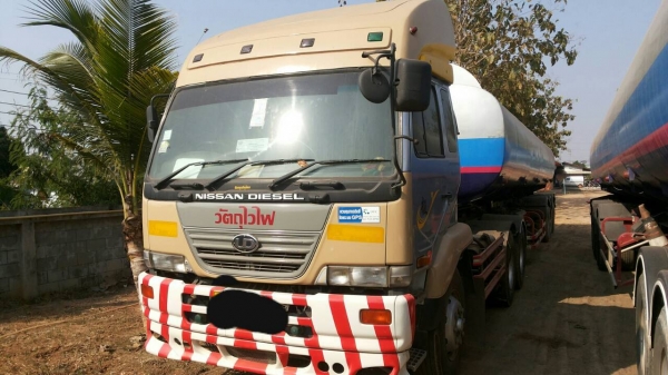 ขายหัวลากพร้อมหางบรรทุกน้ำมัน Nissan UD เครื่อง 320 แรง ปี 46 หาง 3 เพลา