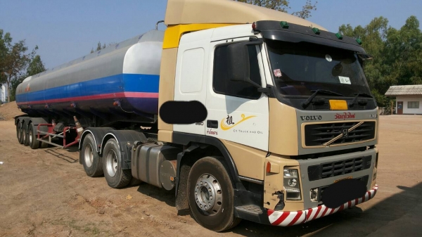 ขายหัวลากพร้อมหางบรรทุกน้ำมัน Volvo เครื่อง 320 แรง หาง 3 เพลา ขนาดบรรจุ 8000 ลิตร 5ช่อง โหลดบน