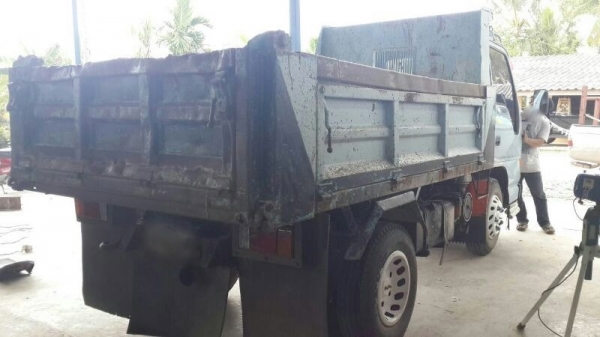 รถอีซูซุ 6 ล้อดั้ม 88 แรงม้า. ปี 38 สนใจติดต่อ 081 - 6079515 รถอีซูซุ 6 ล้อดั้ม 88 แรงม้า. ปี 38 สนใจติดต่อ 081 - 6079515