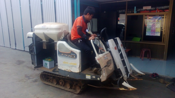 รถเกี่ยวข้าว คูโบต้า SR-J3D มือสองถูกม๊าก ขับเคลื่อนได้พร้อมใช้งาน รุ่นนี้มีอะไหล่ ราคา 40,000 ราคาไม่ผิดครับ 40000 จริง ๆ