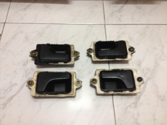 ขายมือเปิดประตูด้านใน BMW e30 จำนวน1ชุด ราคา400บาท โทร0875077464 โส กทม