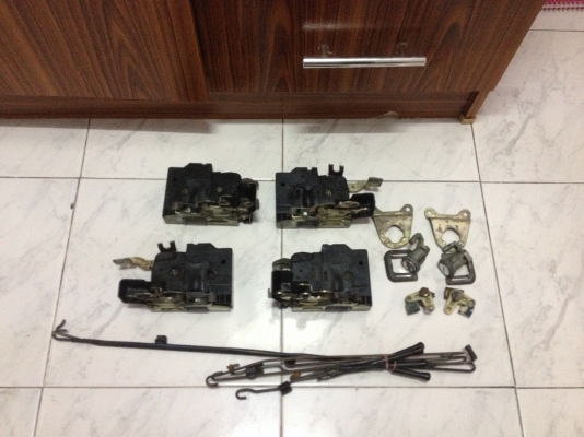 ขายกลอนในประตู BMW e30 4ประตู จำนวน4ตัว สภาพดี 800บาท โทร0875077464โส กทม