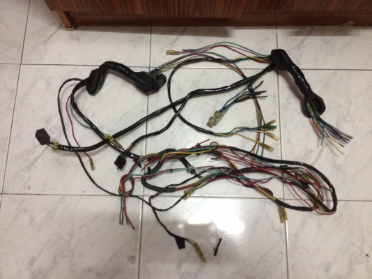 ขายสายไฟในประตู BMW e30 4ประตู จำนวน1ชุด ราคา300บาท โทร0875077464โส กทม