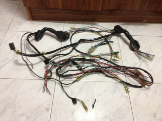 ขายสายไฟในประตู BMW e30 4ประตู จำนวน1ชุด ราคา300บาท โทร0875077464โส กทม