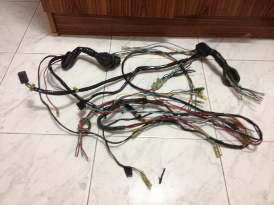 ขายสายไฟในประตู BMW e30 4ประตู จำนวน1ชุด ราคา300บาท โทร0875077464โส กทม