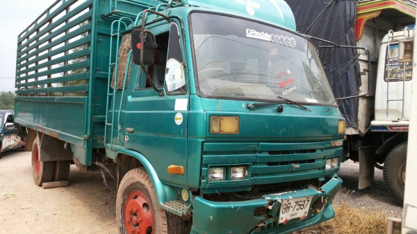 ขายรถ 6 ล้อรั้ว NISSAN UD เครื่อง165 แรงม้า ยาง 900 กระบะยาว 4.30 เมตร ราคา 350000