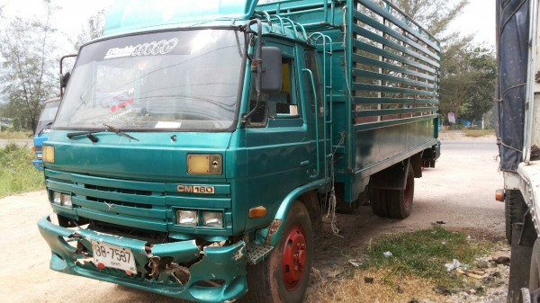 ขายรถ 6 ล้อรั้ว NISSAN UD เครื่อง165 แรงม้า ยาง 900 กระบะยาว 4.30 เมตร ราคา 350000
