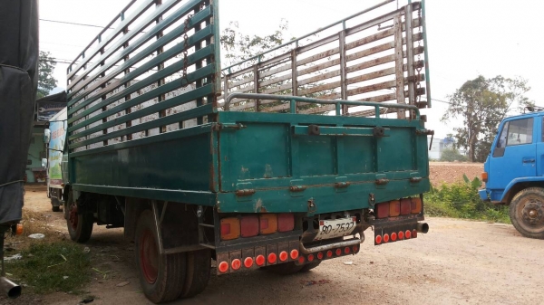 ขายรถ 6 ล้อรั้ว NISSAN UD เครื่อง165 แรงม้า ยาง 900 กระบะยาว 4.30 เมตร ราคา 350000