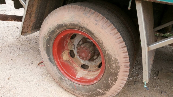 ขายรถ 6 ล้อรั้ว NISSAN UD เครื่อง165 แรงม้า ยาง 900 กระบะยาว 4.30 เมตร ราคา 350000