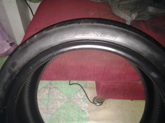 ขายยาง235/40/18 YOGOHAMมีเส้นเดียวดอกสภาพ90\% ขายยาง235/40/18 YOGOHAMมีเส้นเดียวดอกสภาพ90\%