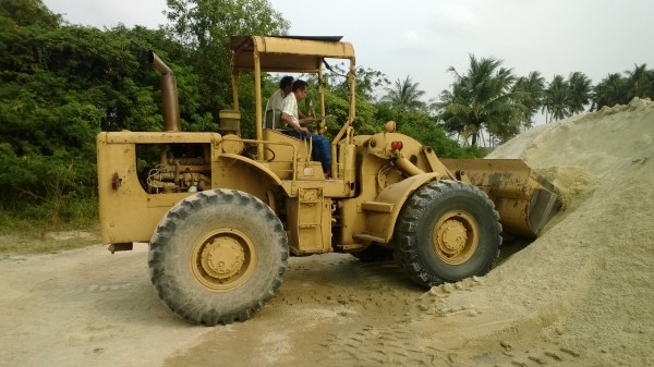 CAT950 รถตักล้อยาง เลี้ยวเอว รถใช้งานอยู่กองสต็อกทราย หิน ประจำ...