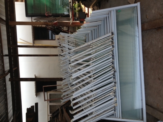 ชุดห้องอาบน้ำกระจกแคปเปอร์ ขอบอะลูมิเนียมสวยครับขนาด 1.30*1.30 เมตรครับขายเป็นชุดครับราคานี้คุ้มมากครับ