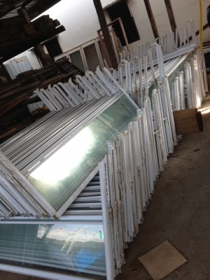 ชุดห้องอาบน้ำกระจกแคปเปอร์ ขอบอะลูมิเนียมสวยครับขนาด 1.30*1.30 เมตรครับขายเป็นชุดครับราคานี้คุ้มมากครับ