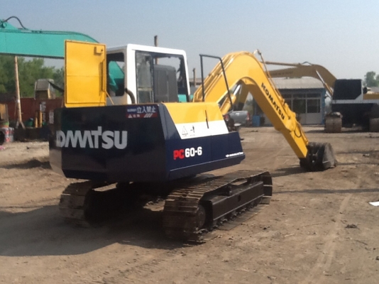 ขายรถแมคโครPC60-6 สภาพพร้อมใช้ ไฟฟ้าครบ สนใจติดต่อ บอย 085-156-2314