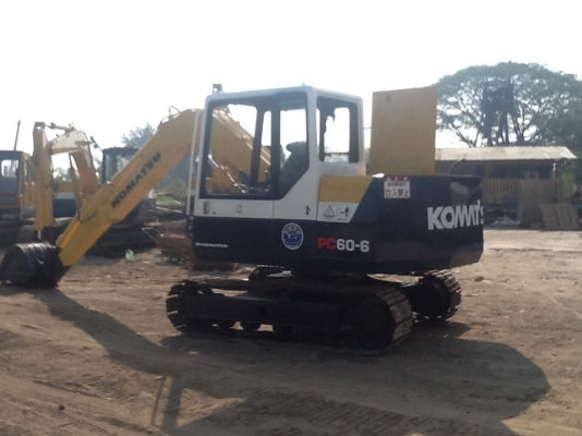 ขายรถแมคโครPC60-6 สภาพพร้อมใช้ ไฟฟ้าครบ สนใจติดต่อ บอย 085-156-2314