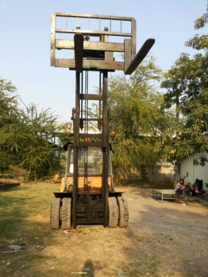 +++ขายรถโฟล์คลิฟท์  YALE  FD70  ขนาด  7  ตัน  เครื่องยนต์ดีเซล  เกียร์ออโตเมติค เสา  4 เมตร  งา 1,800  มม.  ยางลมล้อหน้าคู่  *** สภาพพร้อมใช้งาน  ราคา รายละเอียดคุยได้ครับ ***